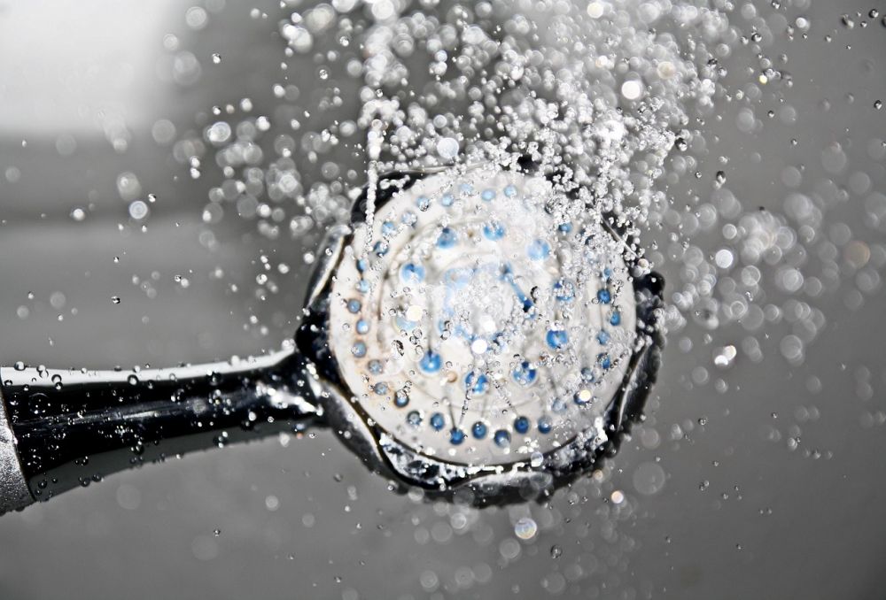 Takdusj  komfort, design og funksjon på badet